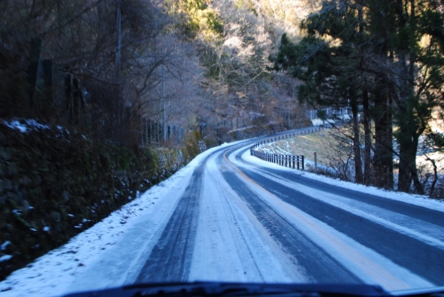 雪道を運転する時の注意点とコツ