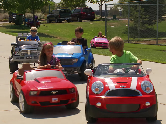 さすがクルマ社会アメリカ！  電動キッズカーレースが大白熱！