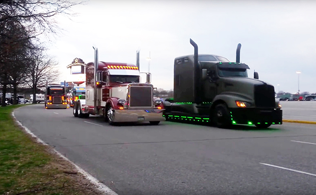 アメリカのトラック野郎が ボンネット型の巨大トレーラーで大行進 中古車なら グーネット