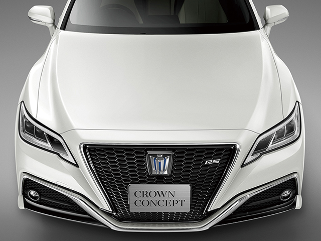 クラウン VS カムリ！ライバル車と比較する夢の大対決、勝負の行方は？