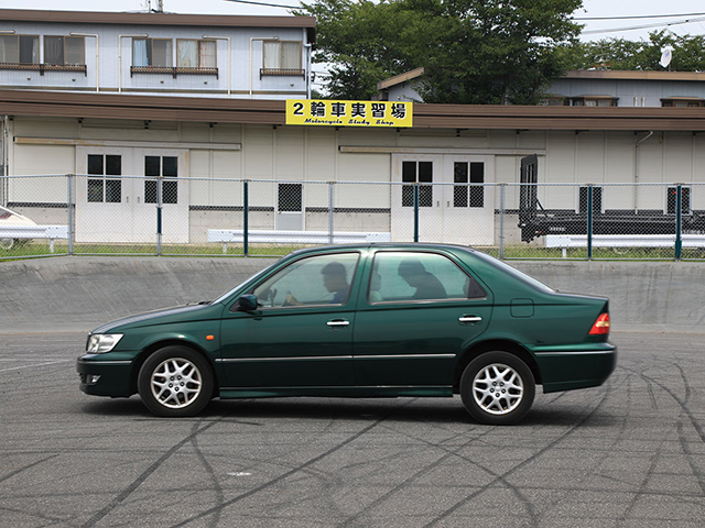 禁断のクルマ実験室　Dレンジで走行中にPに入れるとどうなる？