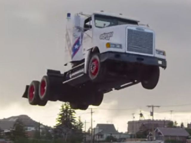 トラックが見せる！　迫力50メートル超え世界記録ジャンプ！