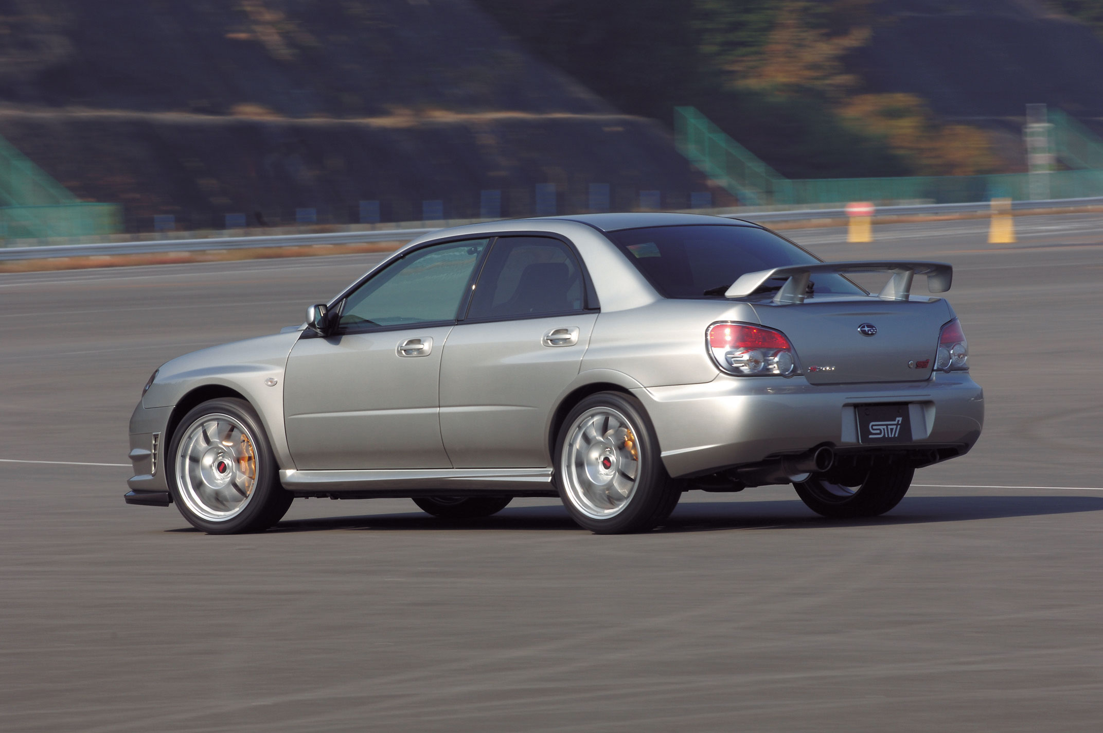 S203は555台の限定だったが、今回のS204は600台限定。WRCでの555カラーのBATとのスポンサー契約が切れて、555という数字にこだわる必要がなくなったから。ボディカラーは写真のグレーメタリックのほかブラックとWRブルーの計3色