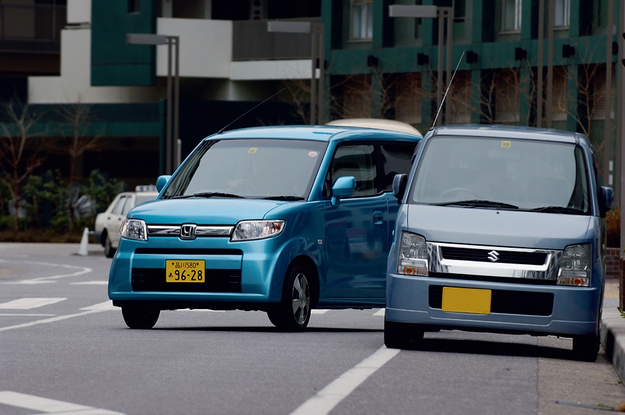 右の写真はワゴンRの後ろにならんだゼスト。見てのとおり、全高はほぼ同じだということがよくわかる。左の写真はライフとならんだところ。ゼストのベースとなっているのはライフだが、ボディはまったく対照的な造形で、曲線主体のライフに対して、ゼストは直線を主体にしたボクシィなシルエットとなっている。全高は1635mmあり、1575mmのライフに対して60mmゼストが高い。直線的な造形と全高が高いため、ゼストはライフよりも大柄に見えるが、全長、全幅は軽自動車枠一杯でまったく同じ寸法
