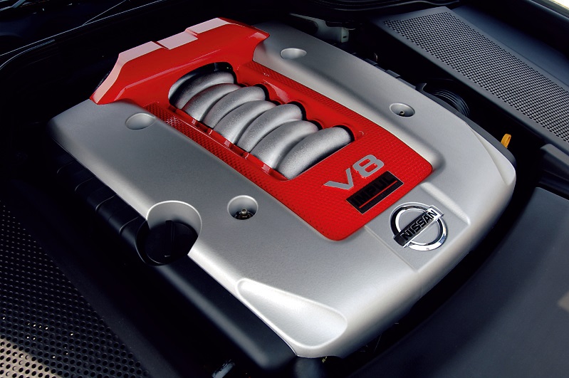 5.1L、V8は380ps! フーガ450GTのV8エンジンを4494ccから5064ccに排気量アップ。高強度のオリジナル鍛造ピストン、オリジナルクランクシャフト、特殊ライナーを使用したシリンダーブロックの採用、各部のバランスとりなど、ノーマルとは別ものに仕上げられている。これに専用ハイパワーコントロールユニット(18万6900円でエンジン本体とは別売り)を組み合わせ、380ps/53kgmをマーク(ノーマルは333ps/46kgm)。エンジン本体の価格は210万円!