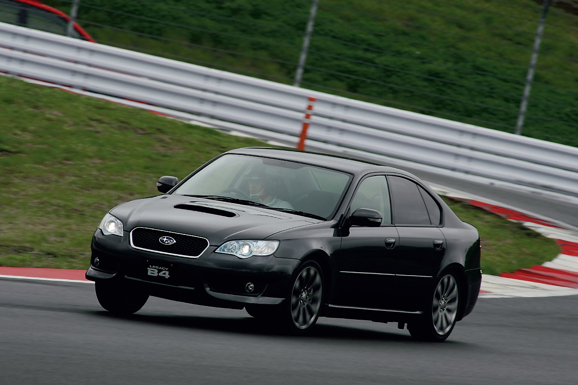 メッシュタイプのフロントグリルは18インチタイヤを装着するスペックB専用。B4、ワゴンとも同じフロントマスクとなっている。ボディ、サス剛性が高められ、コントロール性が向上している