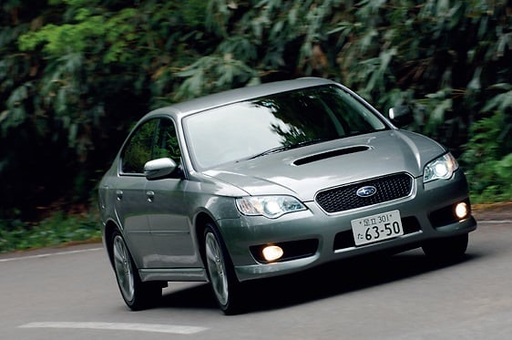 B4はツーリングワゴンよりもシャープでキビキビしたフットワークが気持ちいい。特にスペックBはスポーティなハンドリングだ
