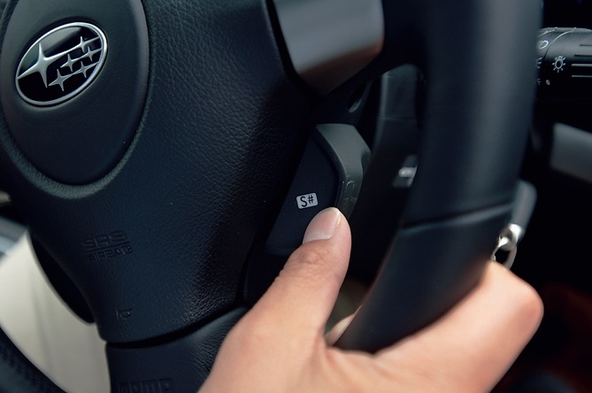 ステアリングのスイッチで瞬時にS♯に切り替え可能。まるでオーバーテイクスイッチだ。もう一度押すと元のモードに戻る