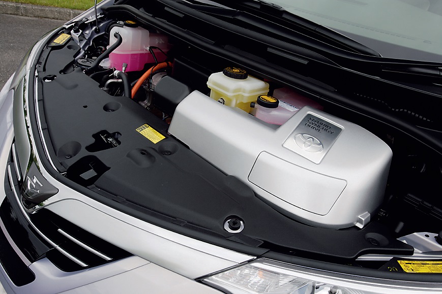 エンジンはハイブリッド専用にチューンされた直4、2.4L(2AZ-FXE)を搭載。最高出力150馬力、最大トルク19.4kgmを発揮。旧型よりも19馬力パワーアップされている