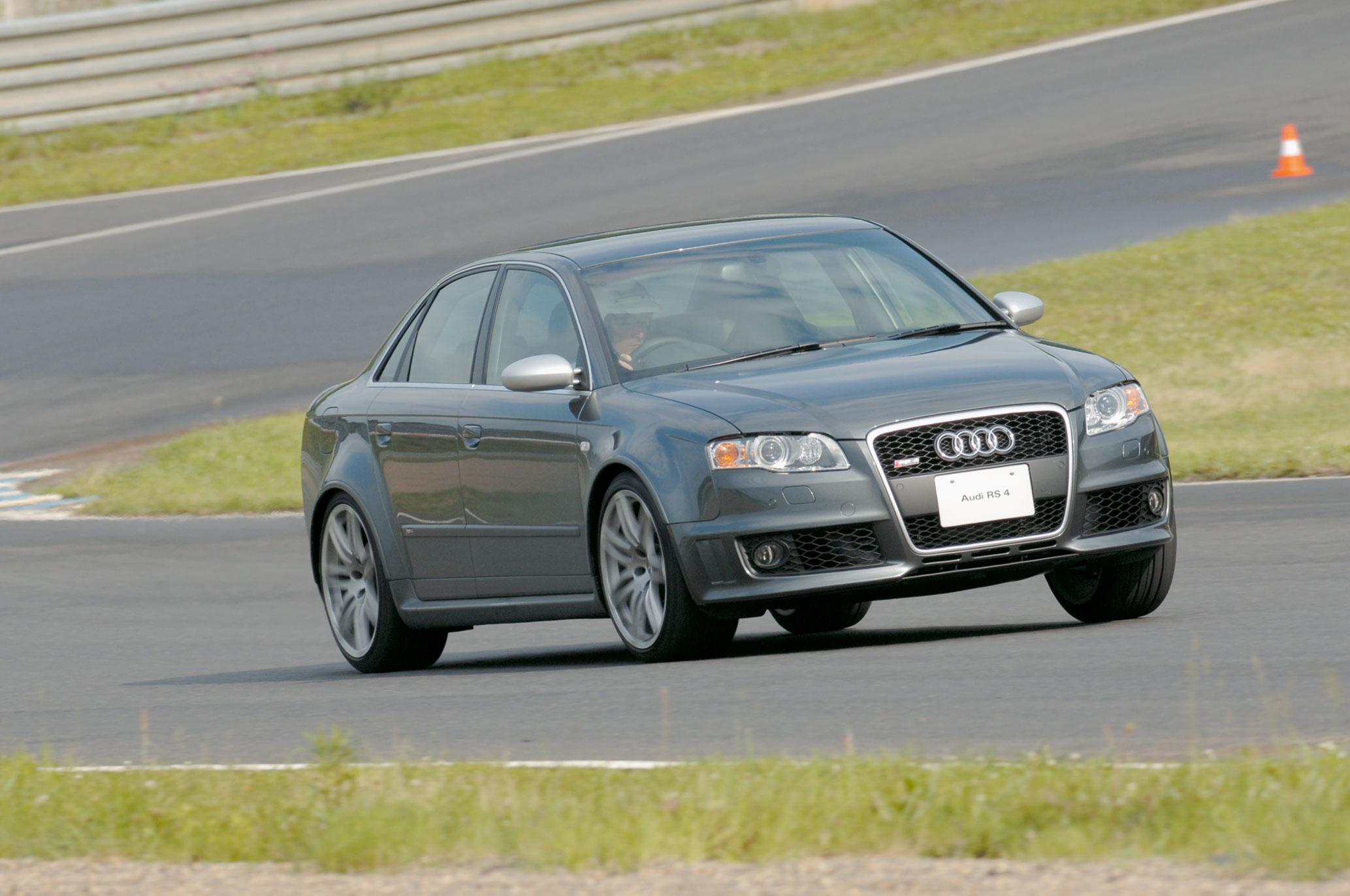 ＲＳ４（アウディ）の中古車を探すなら【グーネット】