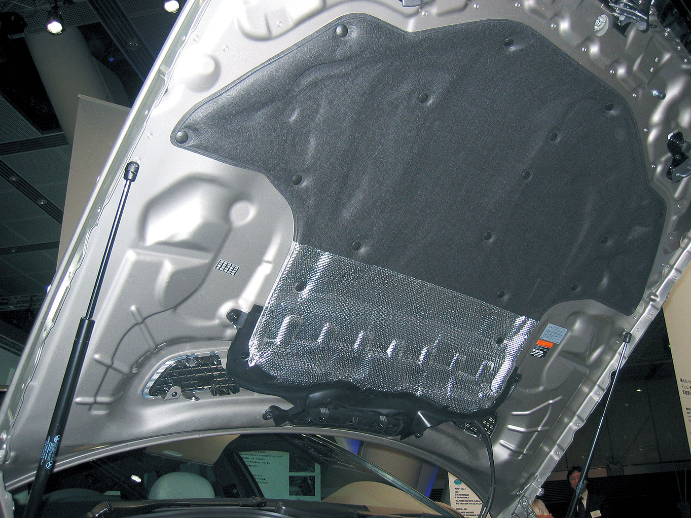 E320CDIアバンギャルドに搭載される3L V6コモンレール式直噴ディーゼルターボユニットは211ps／55.1kgmを発生。静粛性に敏感な日本人のため、日本仕様はエンジン前部のカバーを増設しボンネット裏側のインシュレーターを厚くするなど多くの遮音材が追加されたという
