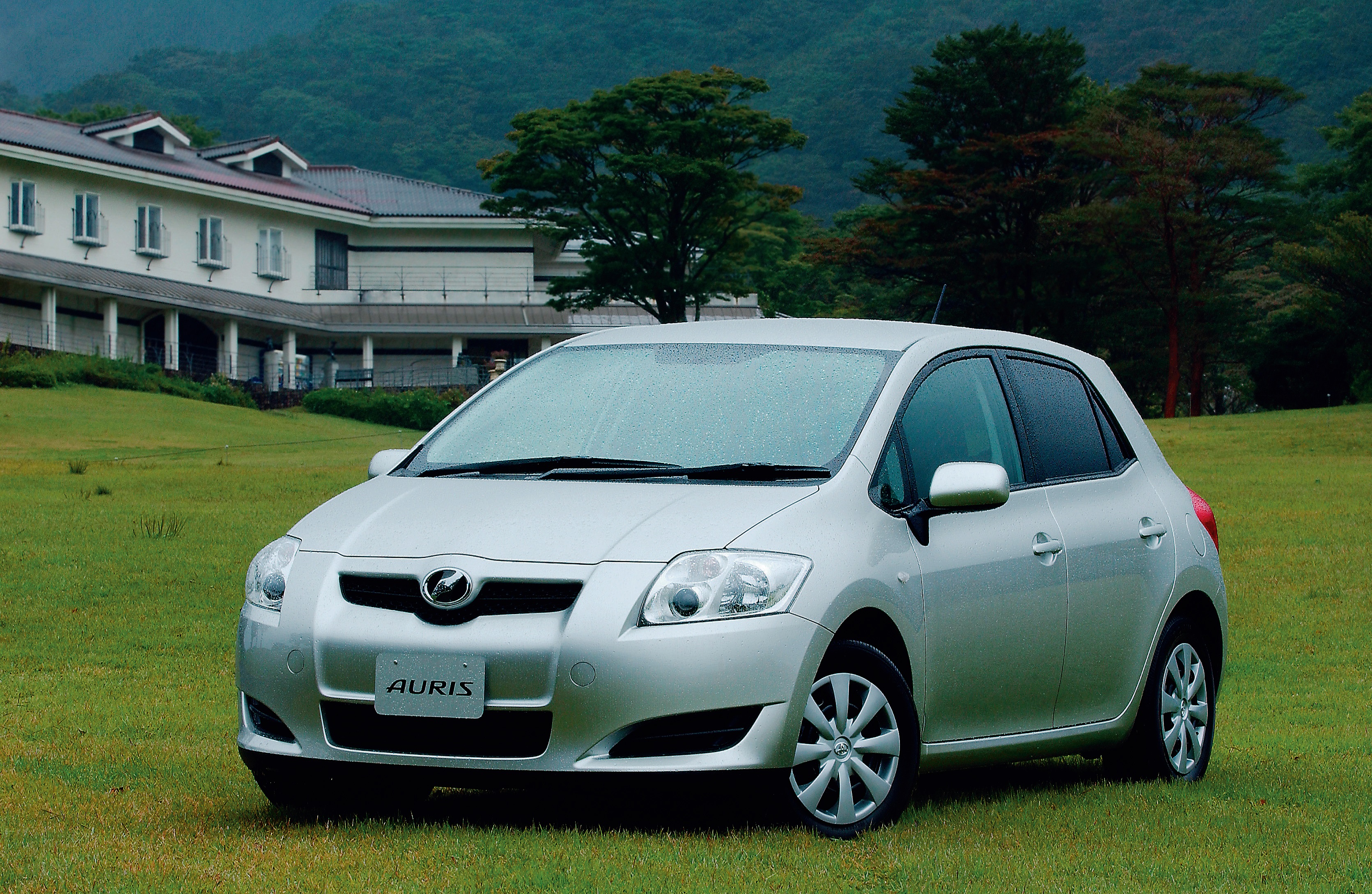 カローラであってカローラでない　今度のハッチバックはカローラの名前がつかないオーリス！！