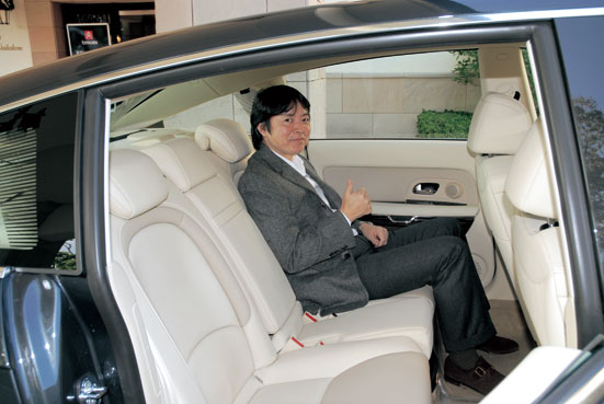フランスの大統領専用車だけに、後席の広さも充分。オプションのラウンジパッケージでは電動スライドシートとなる。このオプションは28万円高となる