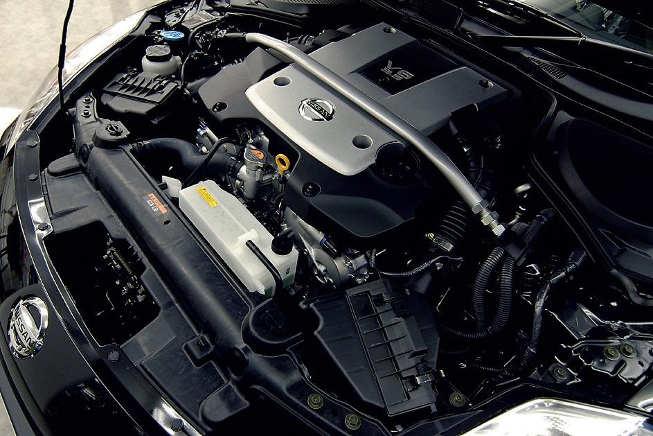 これが今回のマイチェン最大のポイントVQ35HRエンジン。最高出力313ps/6800rpm、最大トルク36.5kgm/4800rpmを発揮する