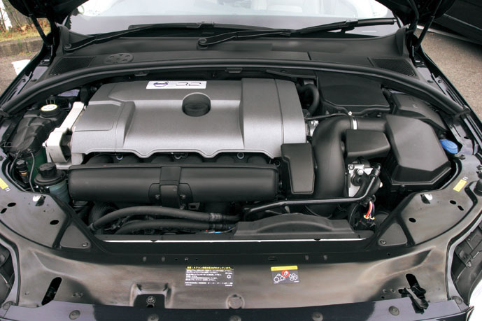 315ps／44.9kgmの4.4L V8と238ps／32.6kgmの3.2L直6の2種類。4.4L V8はサルーンに初めて搭載され、V6は新設計