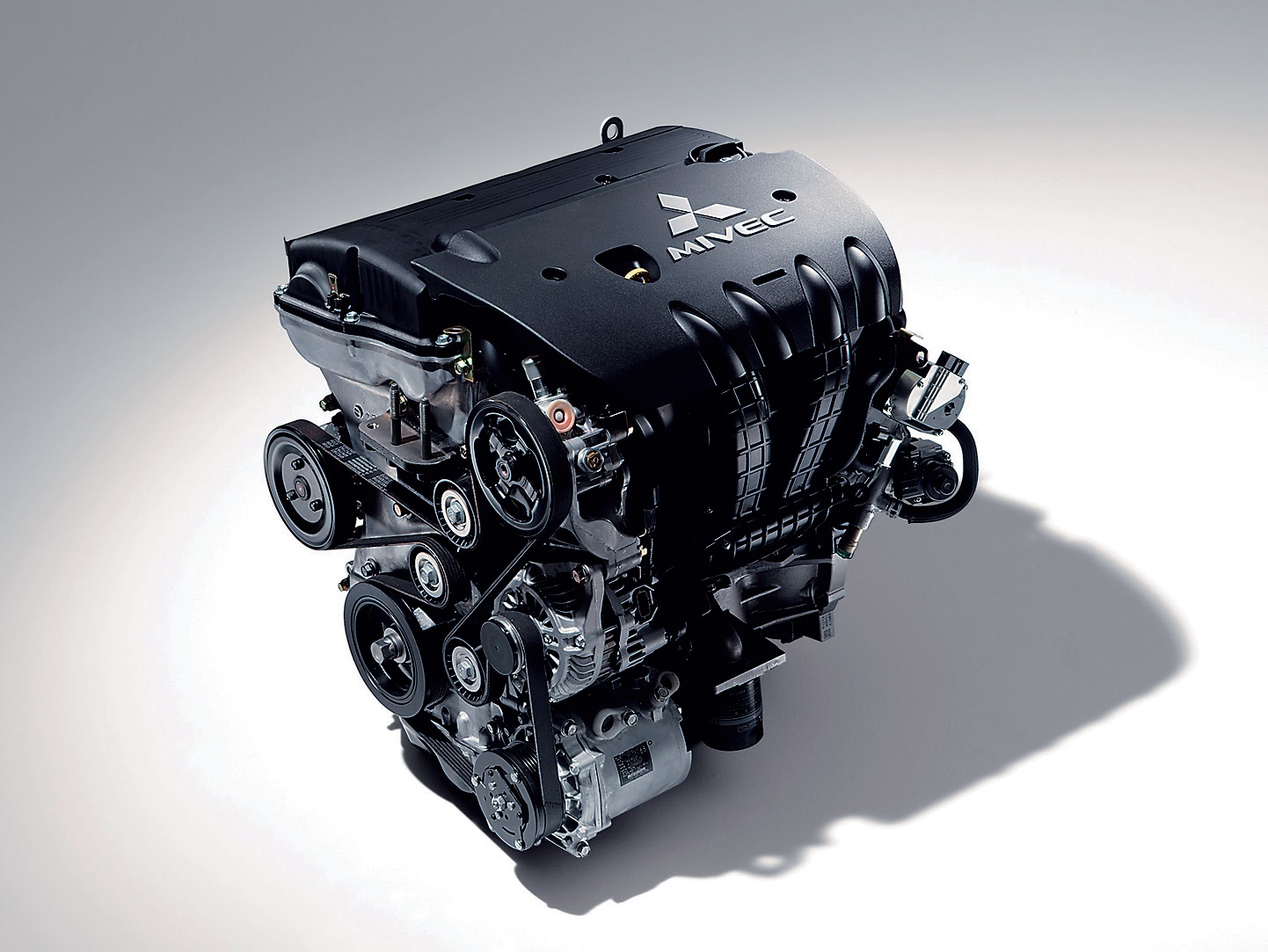 エンジンはアウトランダーで評価の高い2.4L、MIVECエンジンを採用