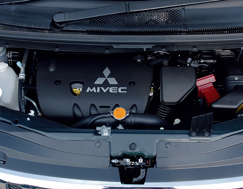 アウトランダーでも定評のある2.4L直4DOHC　フラットトルクによりどの回転域からでも気持ちよく加速するのが気持ちいい。ただし、エスティマに比べるとタウンスピードでのキビキビ感はやや劣っている