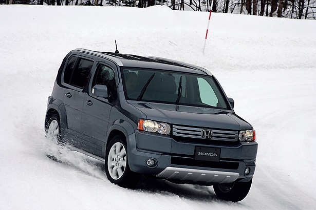 深い雪道でのコーナリング、坂道発進でも駆動力が確保され、安心してドライブできる
