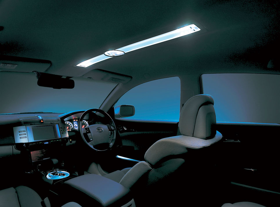 ナイトドライブをさりげなく演出するLED照明の天井大型イルミネーション。300G Sパッケージには標準装備されている