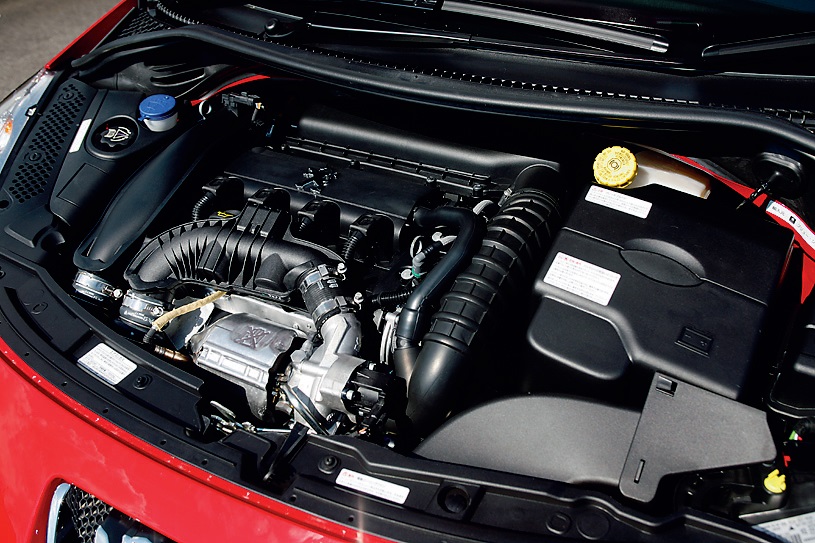 207とCeiloには120ps/16.3kgmの1.6L直4DOHCエンジンに4速AT、GTは150ps/24.5kgmの1.6L DOHCターボエンジンに5速MTを組みあわせる