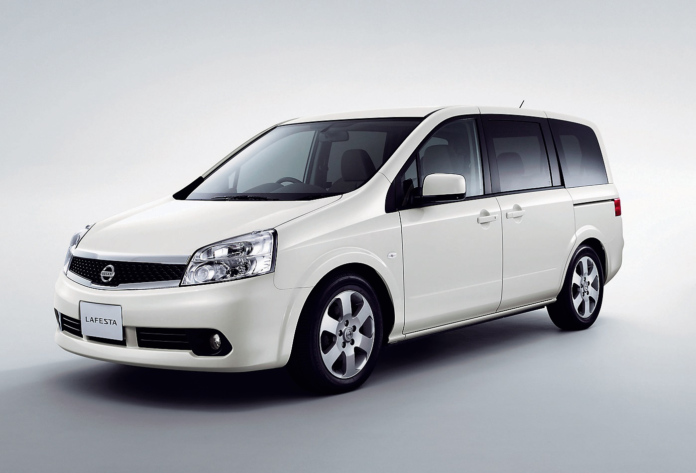 まったく見違える顔に変身だ～い！日産ラフェスタ