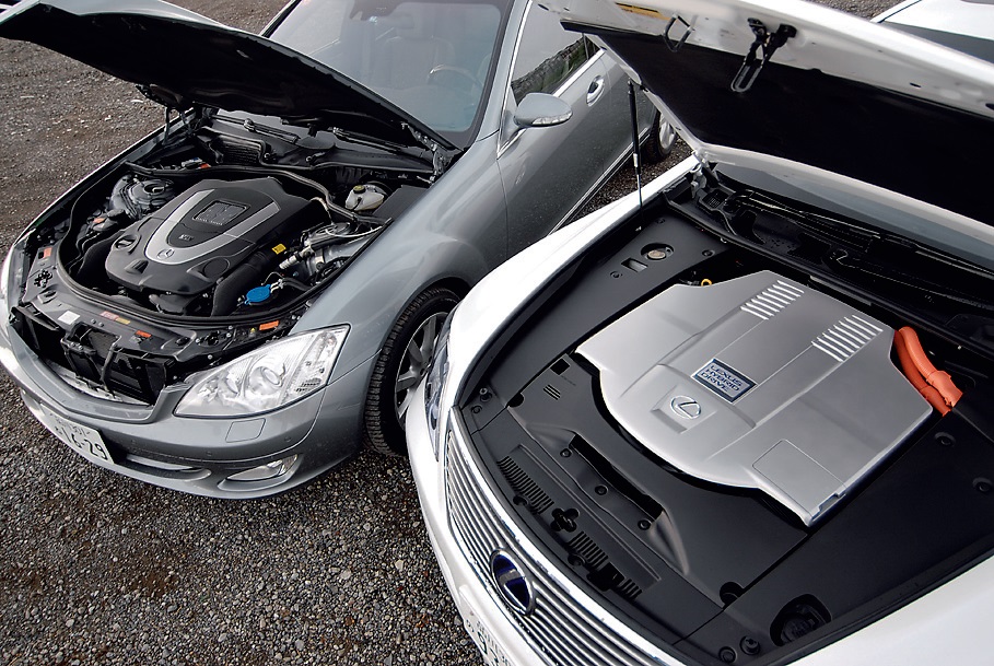 手前がLS600h、後ろがベンツS550。LS600hはシステム出力445馬力を発揮するのに対し、S550は最高出力387馬力、最大トルク54.0kgm