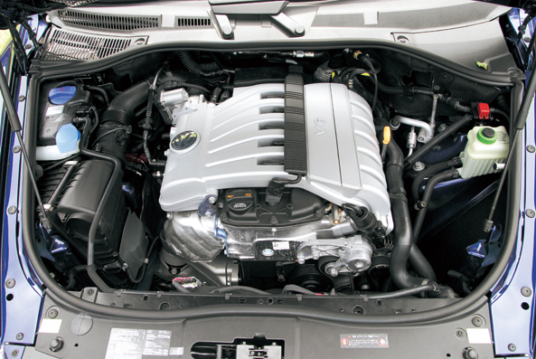 パサートの3.2L V6をベースにした、直噴仕様の3.6L狭角V6エンジン。バンク角は10.6度。39ps／5.1kgmアップの280ps／36.7kgm