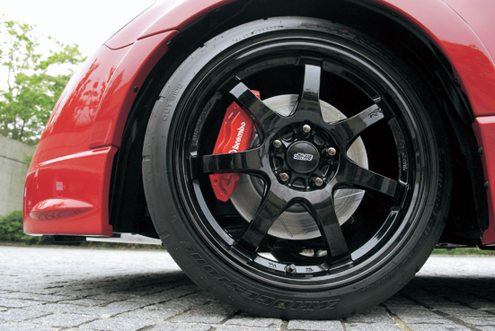 18インチ鍛造軽量ホイール。リム幅8Jという専用品。タイヤも専用開発ポテンザRE070(225/40R18)