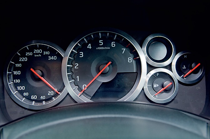 40km/hフルスケールのスピードメーターと7000rpmからレッドゾーンとなるタコメーター、水温計、燃料計、シフトポジションインジケーターなどのメーター類には金属調の立体リングが付けられスポーツ性を強調。