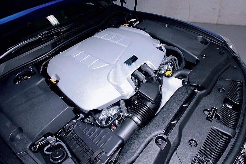 エンジンルームはカバーによってメカニカルな雰囲気はしない。専用開発のV8、5Lは423馬力、51.5kgm