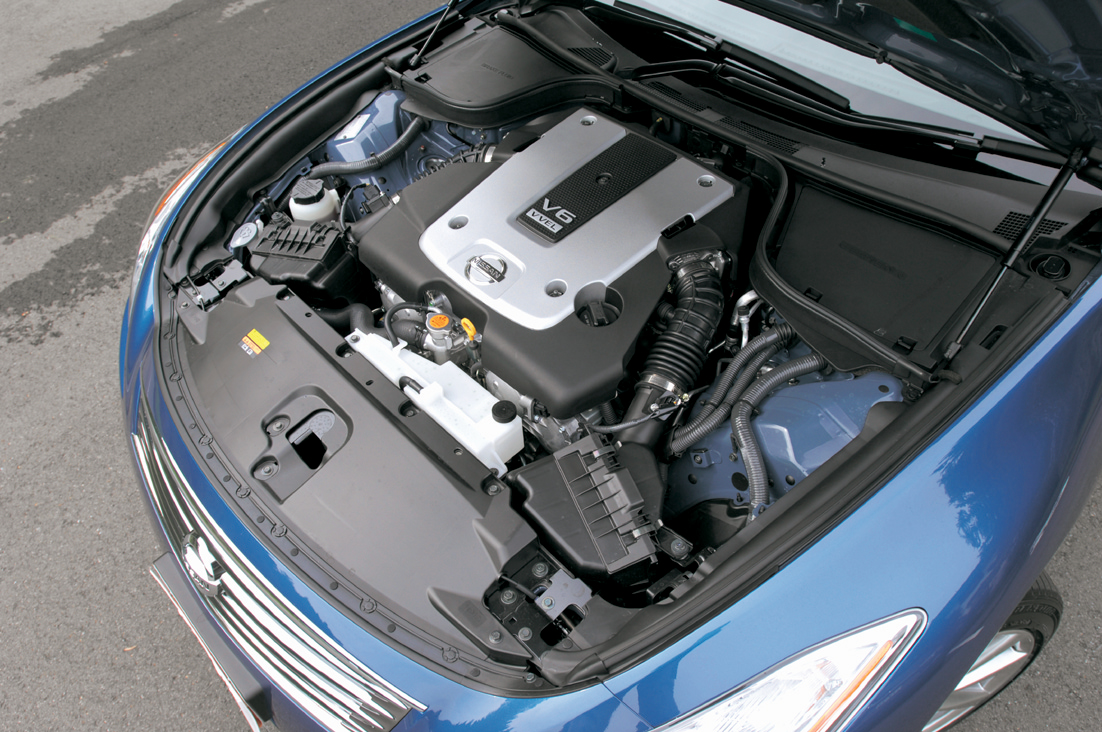 エンジンは3.7L、333ps/7000rpm、37.0kgm/5200rpmを発揮する新開発のVQ37VHRエンジン。トルクフルでスムーズ。かつレスポンスもいい!