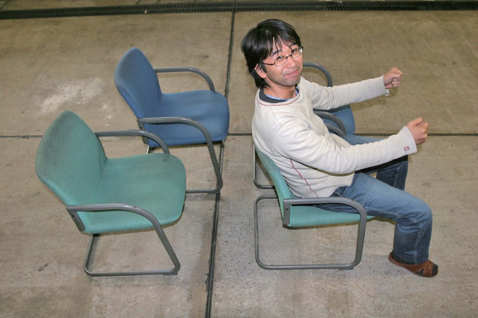 タントの室内空間を表現してみました タントの前後席間の距離は実測46cmでゆとりタップリ(右側の椅子)左側の椅子はギャランフォルティスの29cmを表現しています