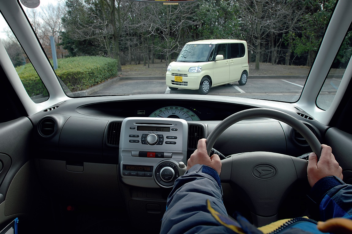 グラスエリアが広く、開放感タップリのタントの室内。運転席からの眺めは写真のとおりであります。写真は標準車のインパネ。カスタムではスピードメーターのとなりにタコメーターが配置される