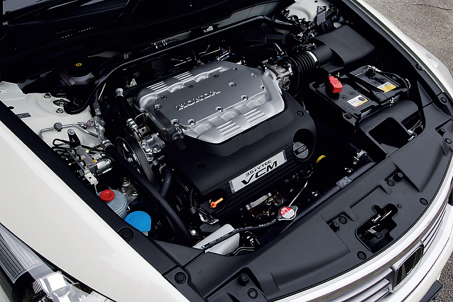 3.5 V6i-VTEC 280ps／6200rpm 34.9kgm／5000rpm 10・15モード燃費＝9.8km／L ※3.5L V6のIS350は318ps ／38.7kgmで燃費は10.0km／L