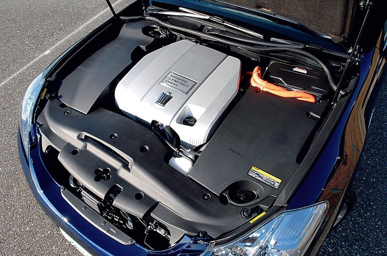 ハイブリッドのエンジンは296馬力、37.5kgmを発揮する3.5LのV6。これに200馬力、28.0kgmを発揮するモーターが組み合わされ、システム出力345馬力を発揮するのだ!!