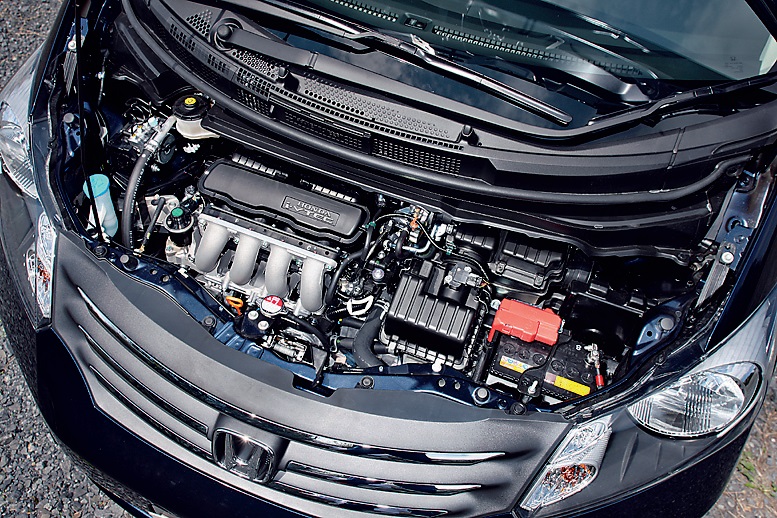 エンジンは直4、1.5Li-VTEC。118ps／14.7kgmで、10・15モード燃費はFF車が16.4km／L、4WD車が14.0km／L。レギュラーガソリン仕様で、燃料タンク容量は42L