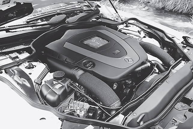 SL350に搭載される3.5L V6エンジンは旧型からバルブ機構改良や新型インテークマニホールドなどにより44psアップの316ps