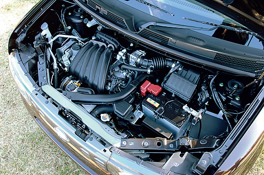 HR15DEエンジン。出力は109ps/6000rpm、15.1kgm/4400rpmと先代と同じ