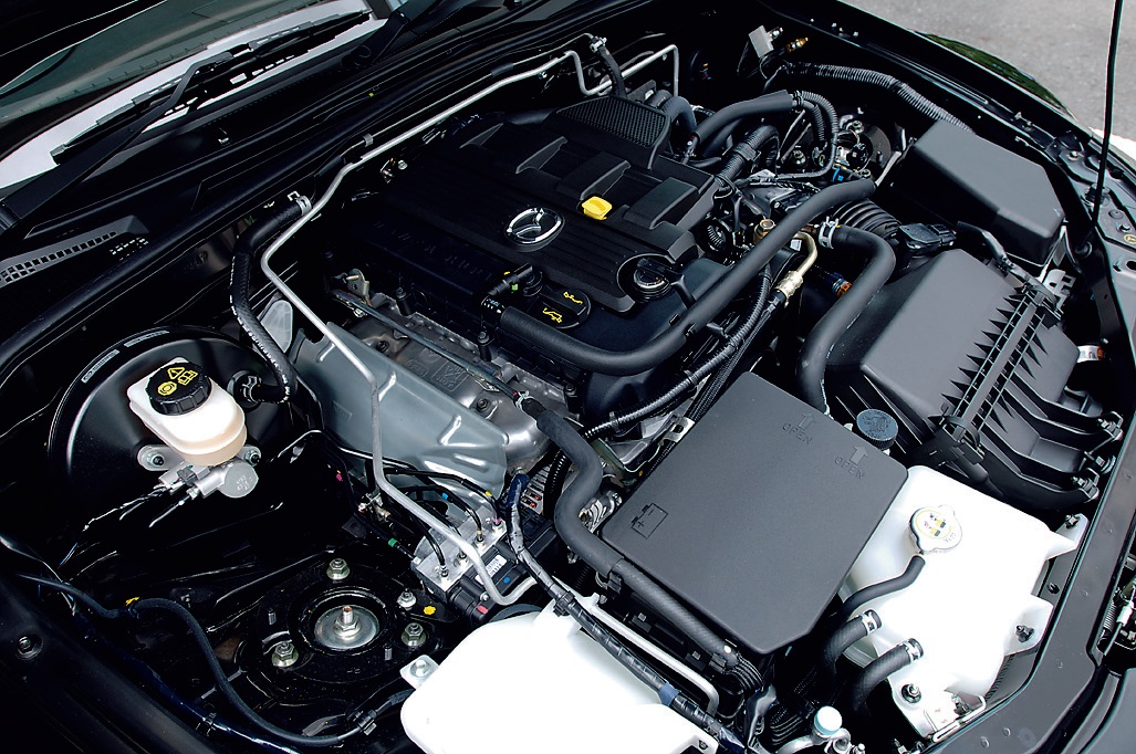 エンジンは鍛造クランクシャフトの採用やピストンのフルフロート化、バルブスプリングの新設計などでレブリミットを500回転引き上げ7500回転としたほか、最高出力発生回転を6700回転から7000回転とした。エンジンを回しきる感覚を味わえるという