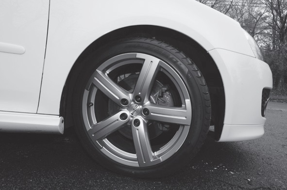 足元には7.5J×18インチの専用ホイールに225/40R18サイズのP-ZEROを装着