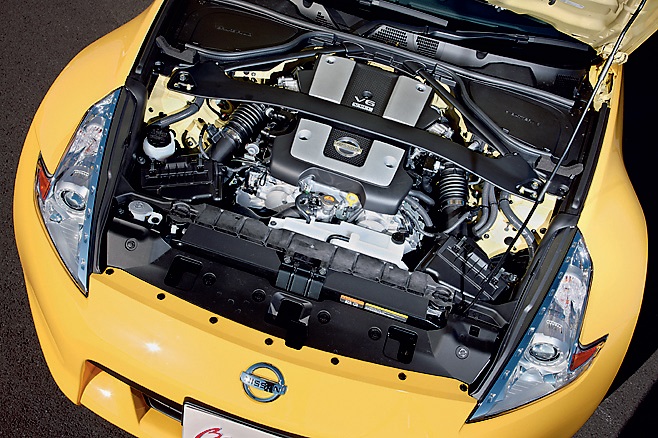 V6、3.7Lは336ps/37.2kgmを発生。10・15モード燃費は6MT、7ATともに9.8km/L(標準仕様)となっている