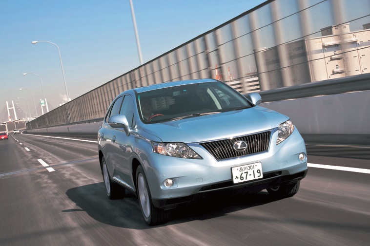 RX350の一番のお薦めがエアサス搭載モデル。乗り心地の上質感はコイルスプリングサスのモデルとは一線を画す。ソフトタッチだがビシッと引き締まったフィールも最高!
