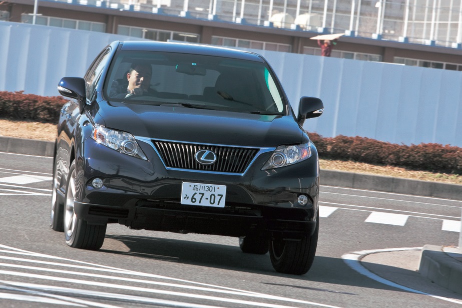 重厚かつしなやかな乗り心地、280psをマークするパワフルな3.5L、V6による加速はプレミアムカーとして満足度が高い。