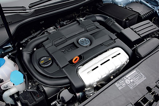 スーパーチャージャー&ターボのツインチャージとなるハイラインのエンジン。160ps/24.5kgmという2.4Lエンジン並みの出力を発生する