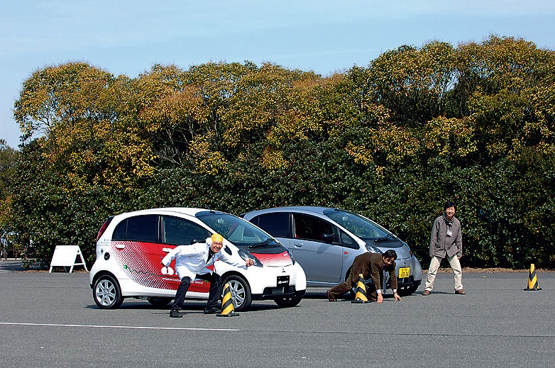 走りのよさは実証ずみ 0→80km/h=10秒6(iターボ=11.2秒)0→400km/h=20秒6(iターボ=20.9秒) 手前がi-MiEVで奥がiターボ。横並びでよーいドンしたら、スッとi-MiEVが前に出て、そのまま差はあっという間に広がった。特に発進から50km/hあたりまでは圧倒的に速い!!