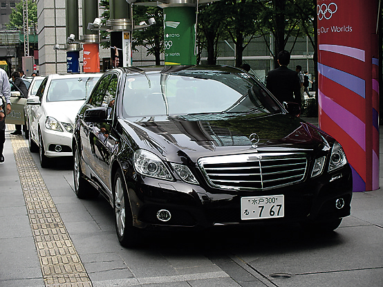 街で見るとこんな感じ 新型Eクラスを街で見るとこんな感じ。一瞬、「これベンツ!?」と思ったフロントマスク