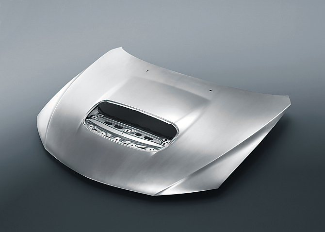 アルミ製フロントフード ヨー慣性モーメントの低減に効く車体前部の軽量化に大きく貢献する