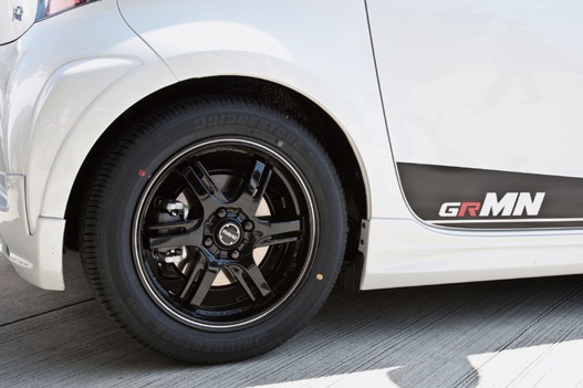 装着されるタイヤはサイズは同じ175/65R15。ホイールベースが短く安定性が心配されたが乗ってみるとまったく問題ないレベルだった