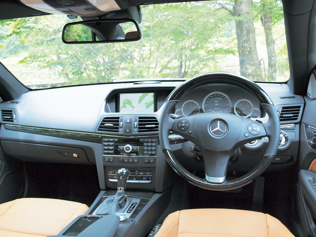 E350のナチュラルベージュ内装。オシャレで華やかな印象↓シフトレバーがフロアに移動したことで、オーソドックスな印象となったインパネまわり。HDDナビは標準装備