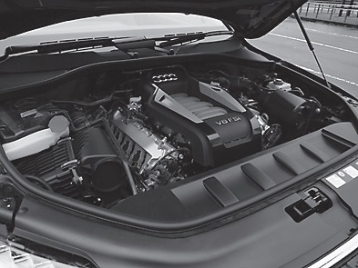 4.2LのV8直噴エンジンは、10・15モード燃費が7.6km/Lへと7%向上した